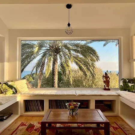 Beautiful Overlooking Beach. Ferienhaus *
